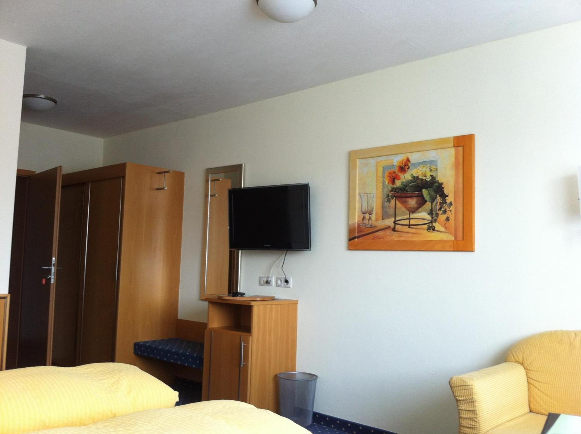 Hotel Linde Pfalz Silz  Bagian luar foto
