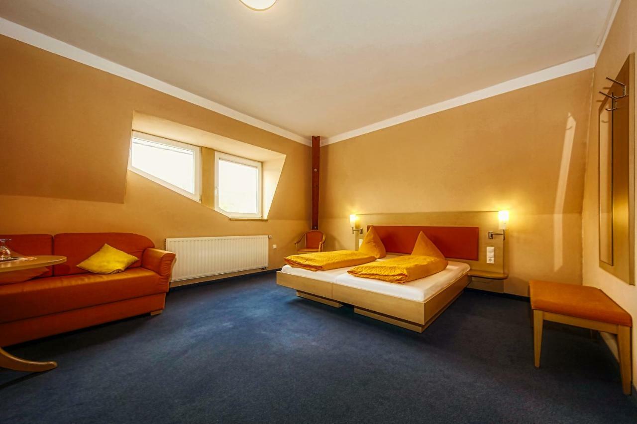 Hotel Linde Pfalz Silz  Bagian luar foto